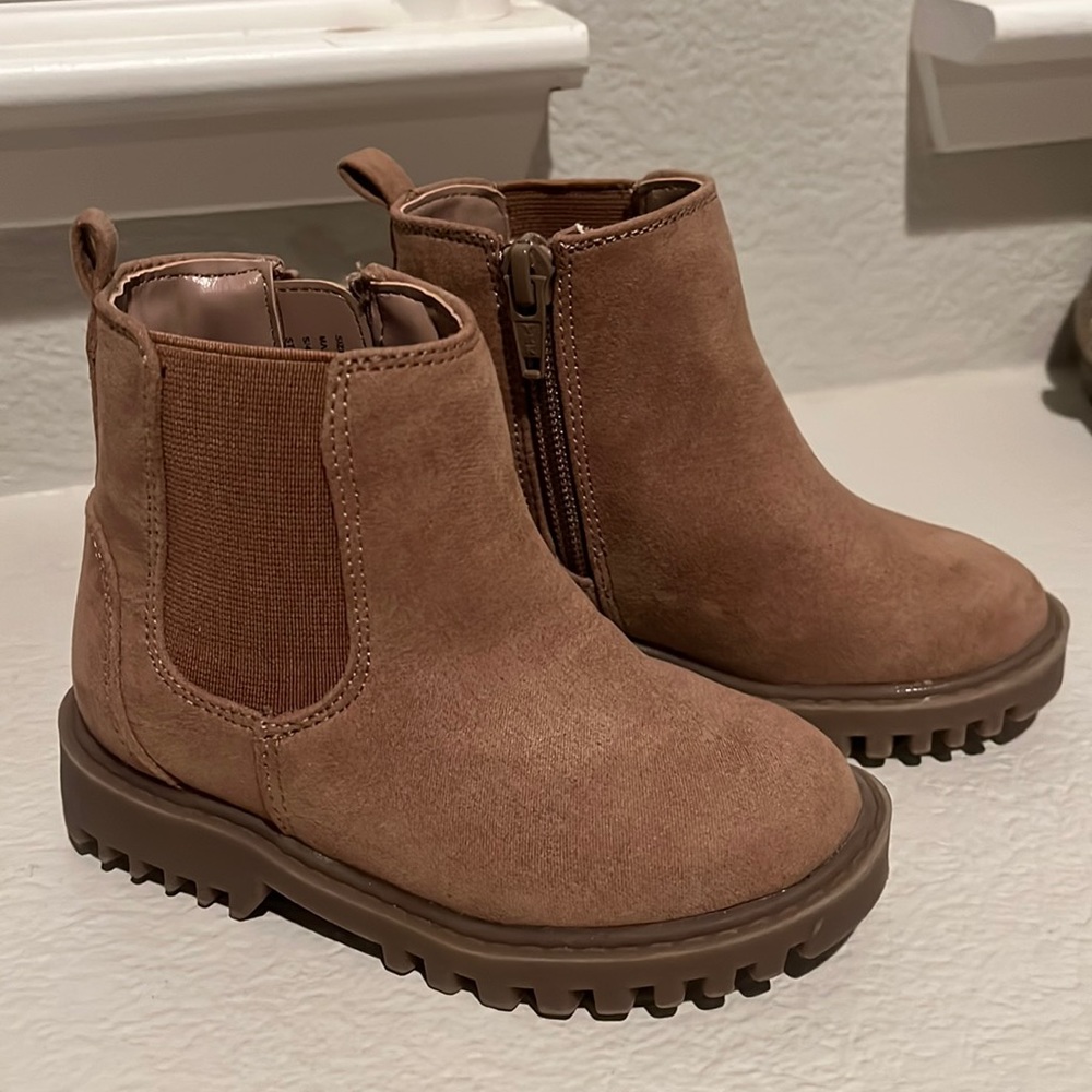 Gap suede Chukka boots. Like new!  Toddler 7
